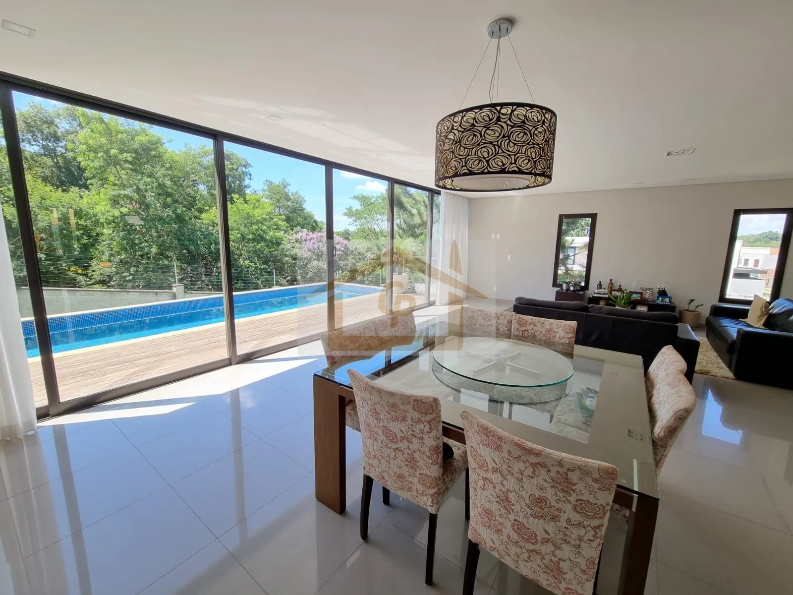 Imagem Casa com 4 quartos sendo 3 suítes, 6 vagas, Segurança e Conforto!!!
