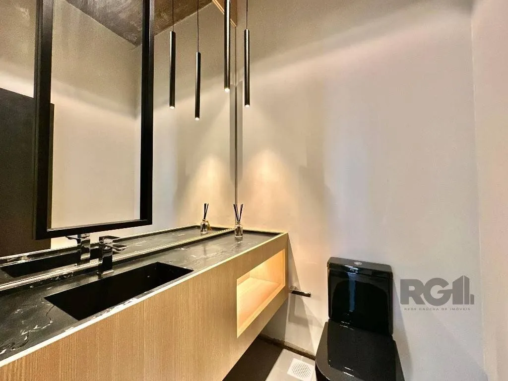 Imagem sobrado de luxo está à venda em um exclusivo condomínio à beira-mar