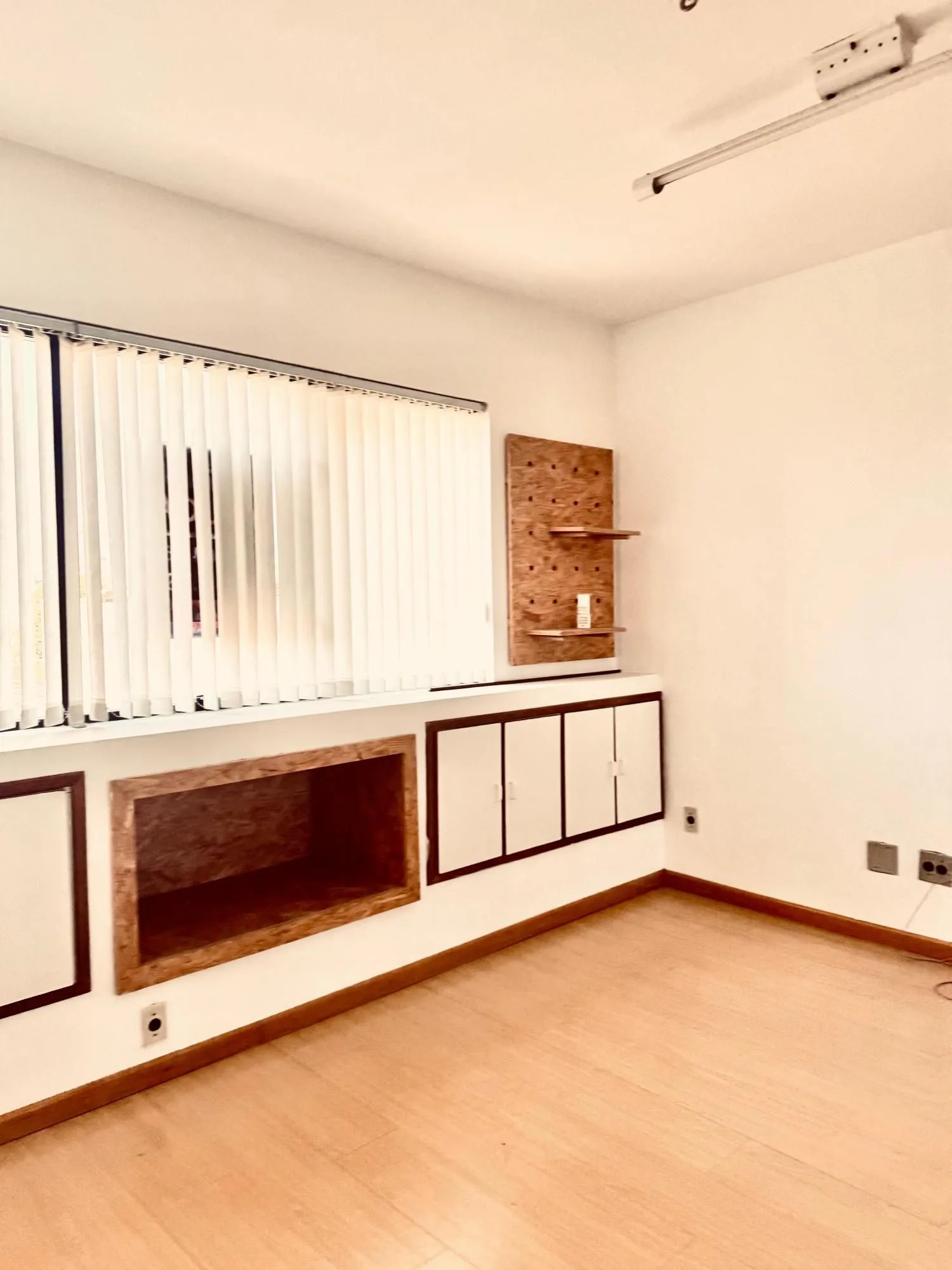 Imagem EXCELENTE SALA COMERCIAL À VENDA - Av. Cristóvão Colombo, 2427