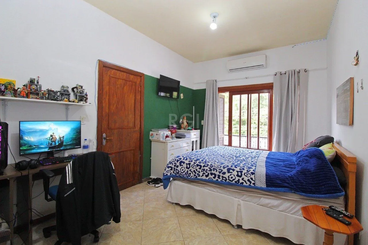 Imagem Casa para Venda - 339m², 3 dormitórios, 2 vagas - Vila Nova, Porto Alegre