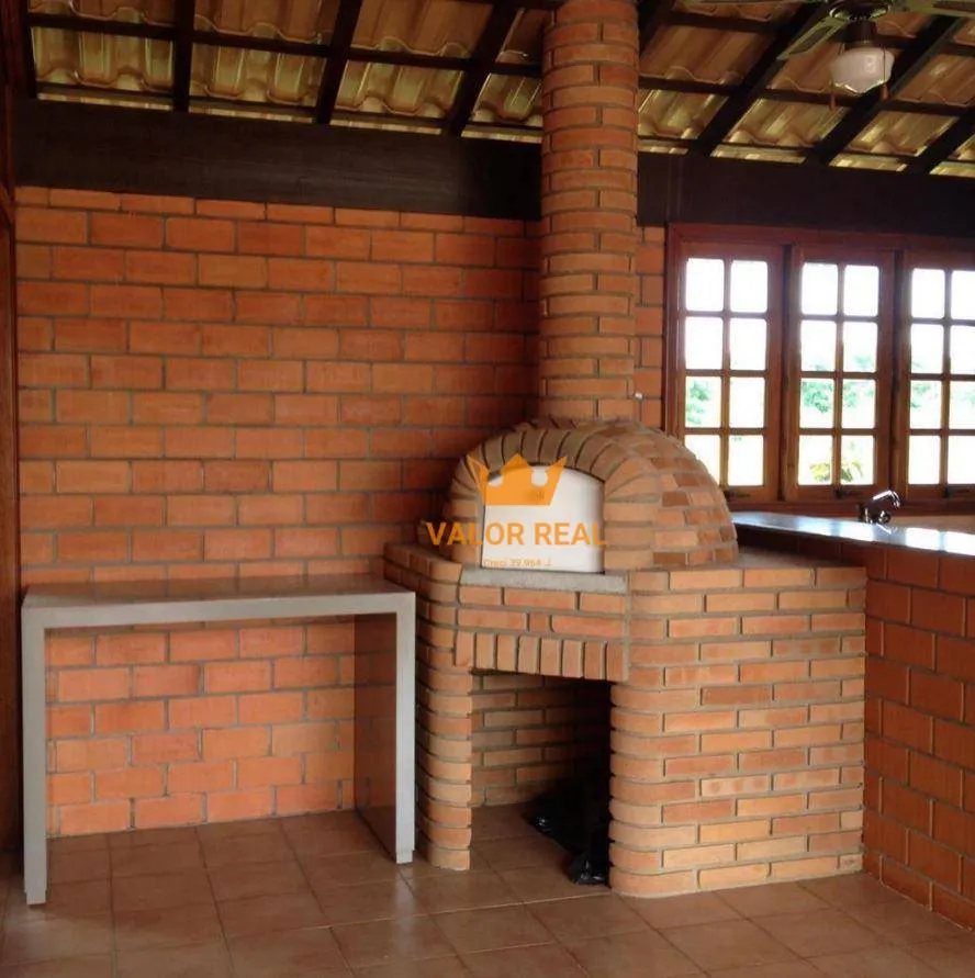 Imagem Charmosa Residência no Condomínio Tereza Cristina, com AT 1.000 m2 e AC 244 m2, 3 Dorm, 1 Suite Master, R$ 2.460 Mio.