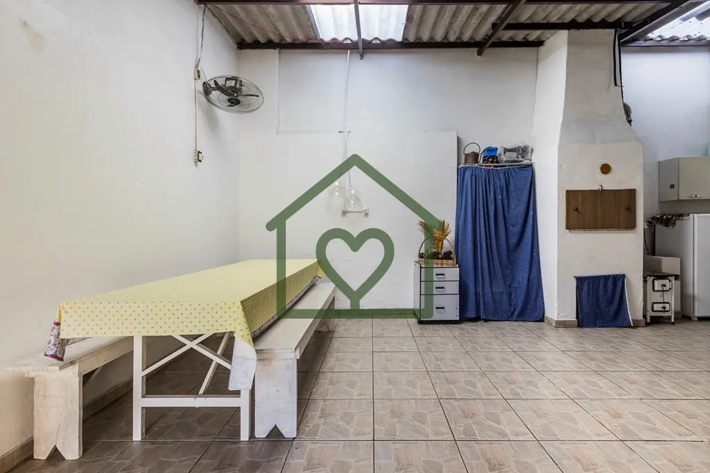 Imagem Descubra seu novo lar nesta encantadora casa localizada em Porto Alegre, situada na calma e segura R...