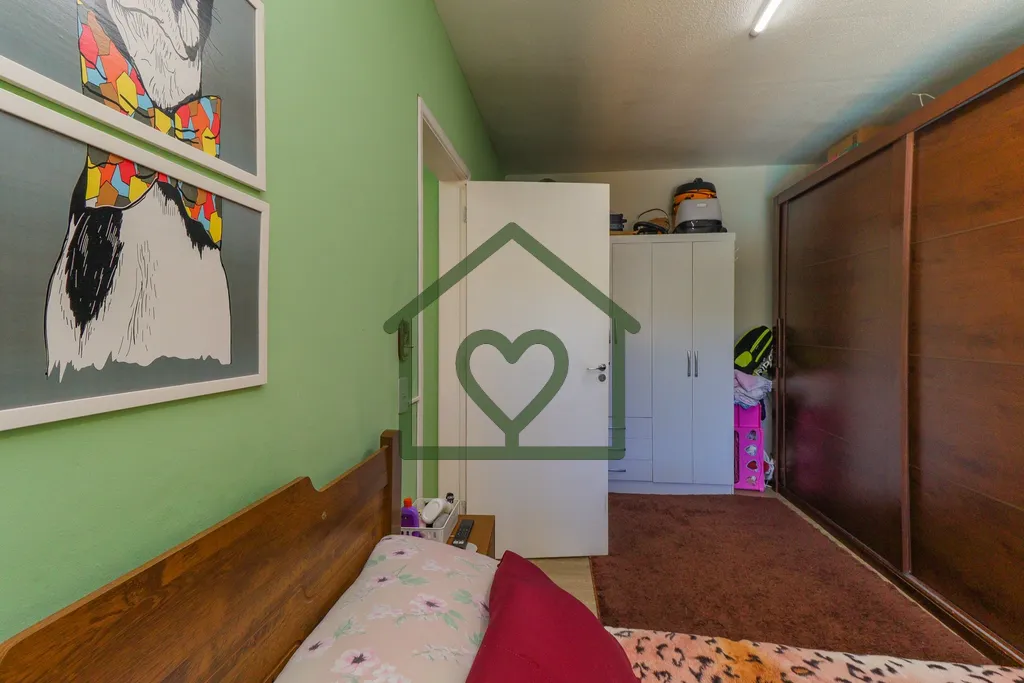 Imagem Apartamento no bairro Camaquã com 61m2 privativos, localizado a um lance de escada, composto por do...