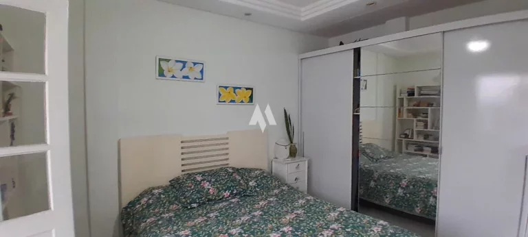 Imagem APARTAMENTO FRENTE NO BAIRRO EMBARÉ COM 3 QUARTOS (01 SUÍTE) + DEPENDÊNCIA COMPLETA, VISTA LIVRE, 01 QUADRA DA PRAIA.