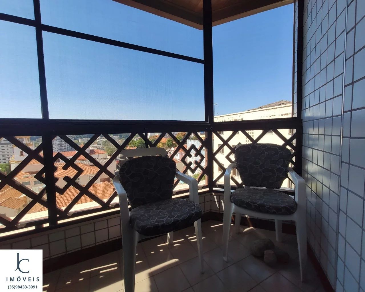 Imagem Maravilhoso apartamento à venda no centro de São Lourenço MG. Sala e quarto com varanda. Edifício com piscina, sauna, salão de jogos e de festas