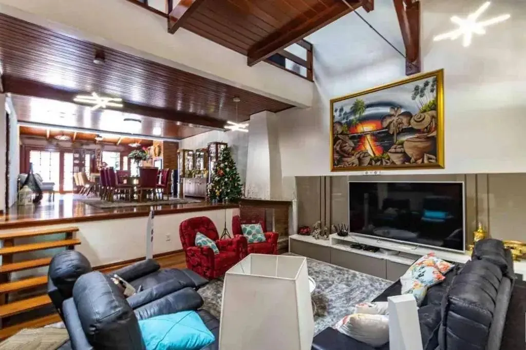 Imagem Casa com 4 dormitórios, suíte, piscina e 4 vagas.