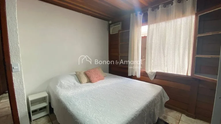 Imagem Casa térrea de madeira, com excelente distribuição. São 3 suítes, sendo 1 suíte máster com hi...