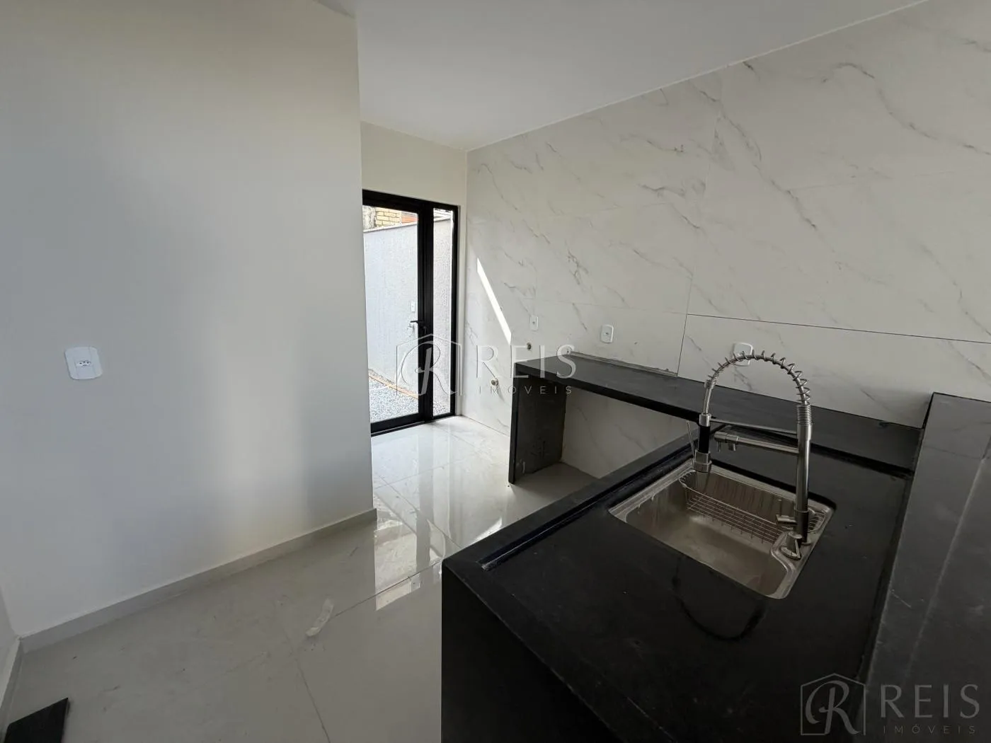 Imagem Casa para Venda em Rio das Ostras, Atlântica, 3 dormitórios, 1 suíte, 2 banheiros, 3 vagas