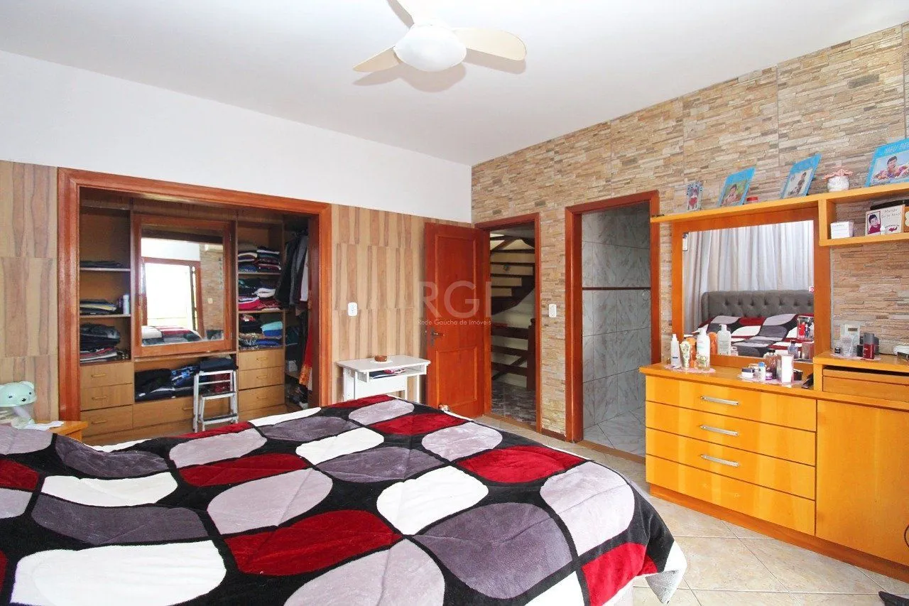 Imagem Casa para Venda - 339m², 3 dormitórios, 2 vagas - Vila Nova, Porto Alegre