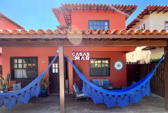 Imagem Excelente Casa em Condomínio, a poucos pasos da praia, Búzios-RJ: 4 Quartos, 3 Suítes, 2 Vagas de Garagem