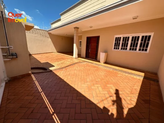 Imagem Oportunidade Imperdível de Casa à Venda no Jardim Antártica, Ribeirão Preto-SP! 5 quartos, 3 suítes, 3 salas, 4 banheiros, 5 vagas de garagem e 324,00 m² de área. Permuta e Financiamento. Quer Imóvel Negócios Imobiliários.