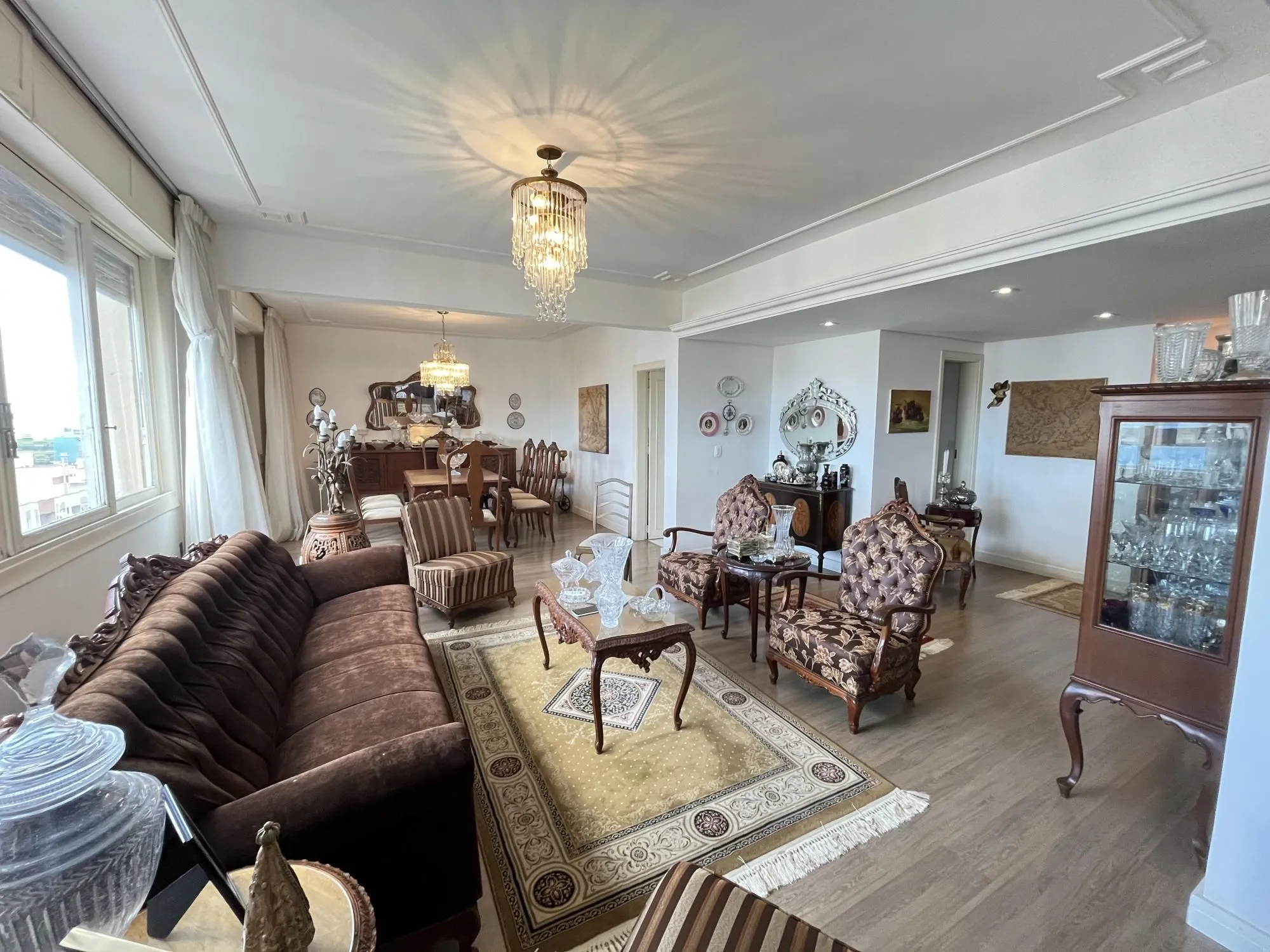 Imagem 3 quartos, gabinete ou 4º quartos e 1 vaga de garagem junto ao Moinhos de Vento
