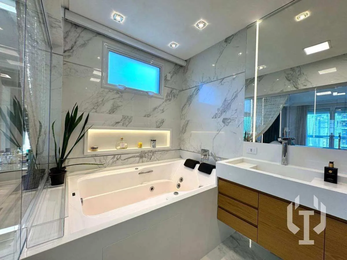 Imagem Apartamento Frente Mar Finamente Mobiliado e Decorado, com 4 Suítes, em Itapema.