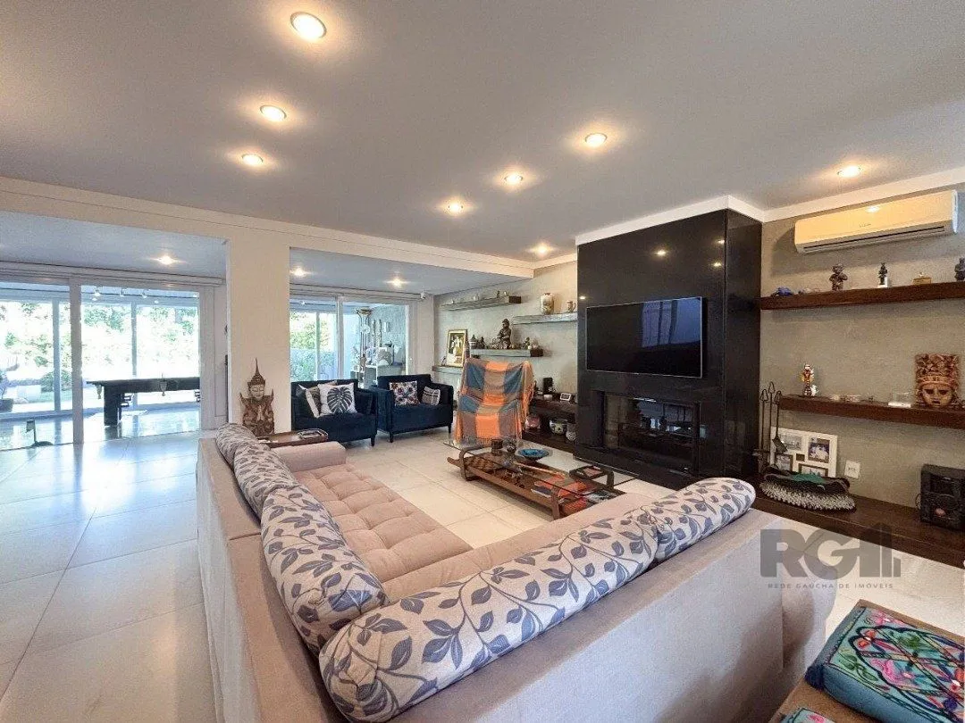 Imagem Casa em condomínio com pátio, piscina, 3 suítes e 2 vagas