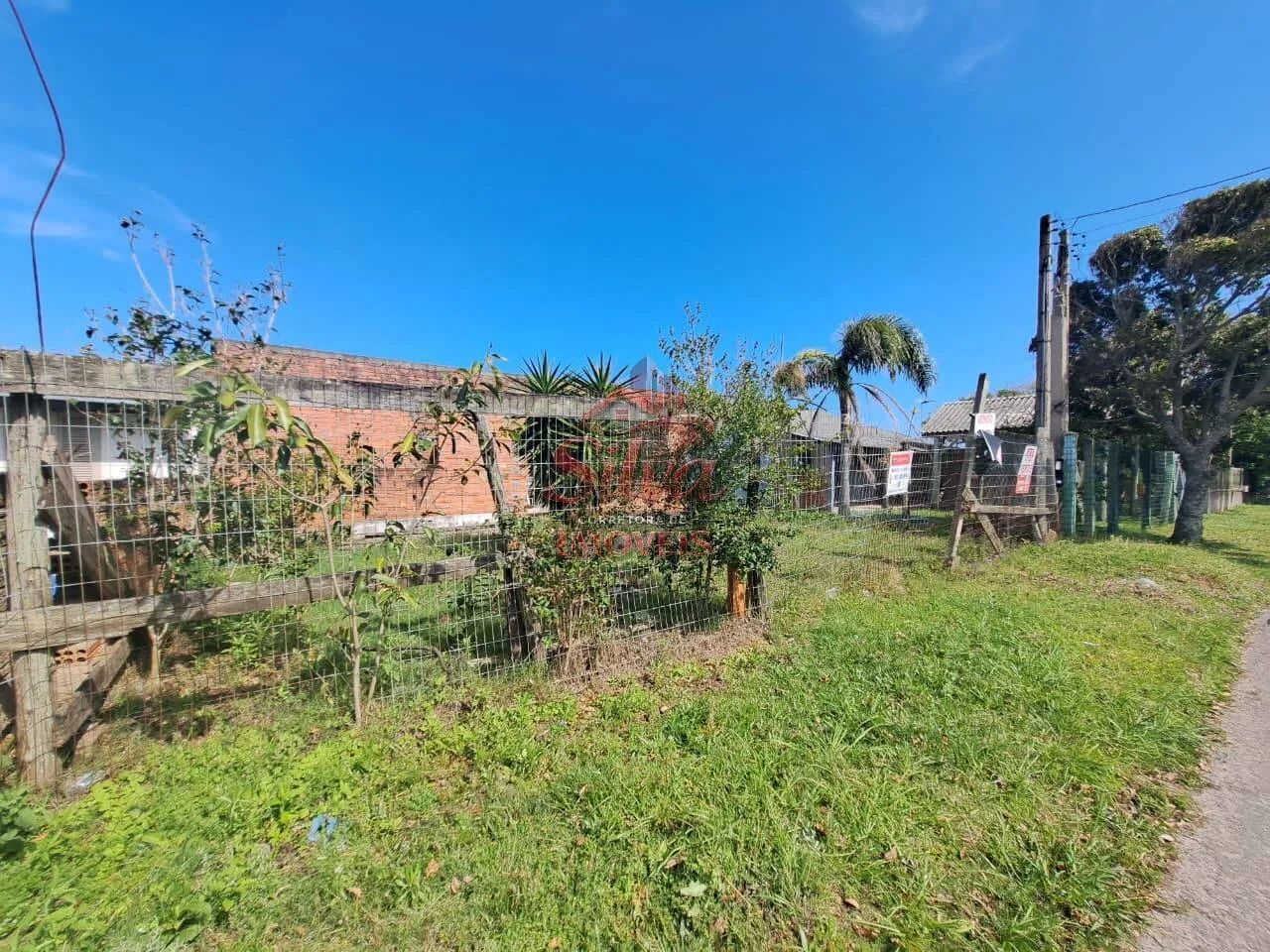 Imagem Terreno 300m² cercado com construção em Mariluz B