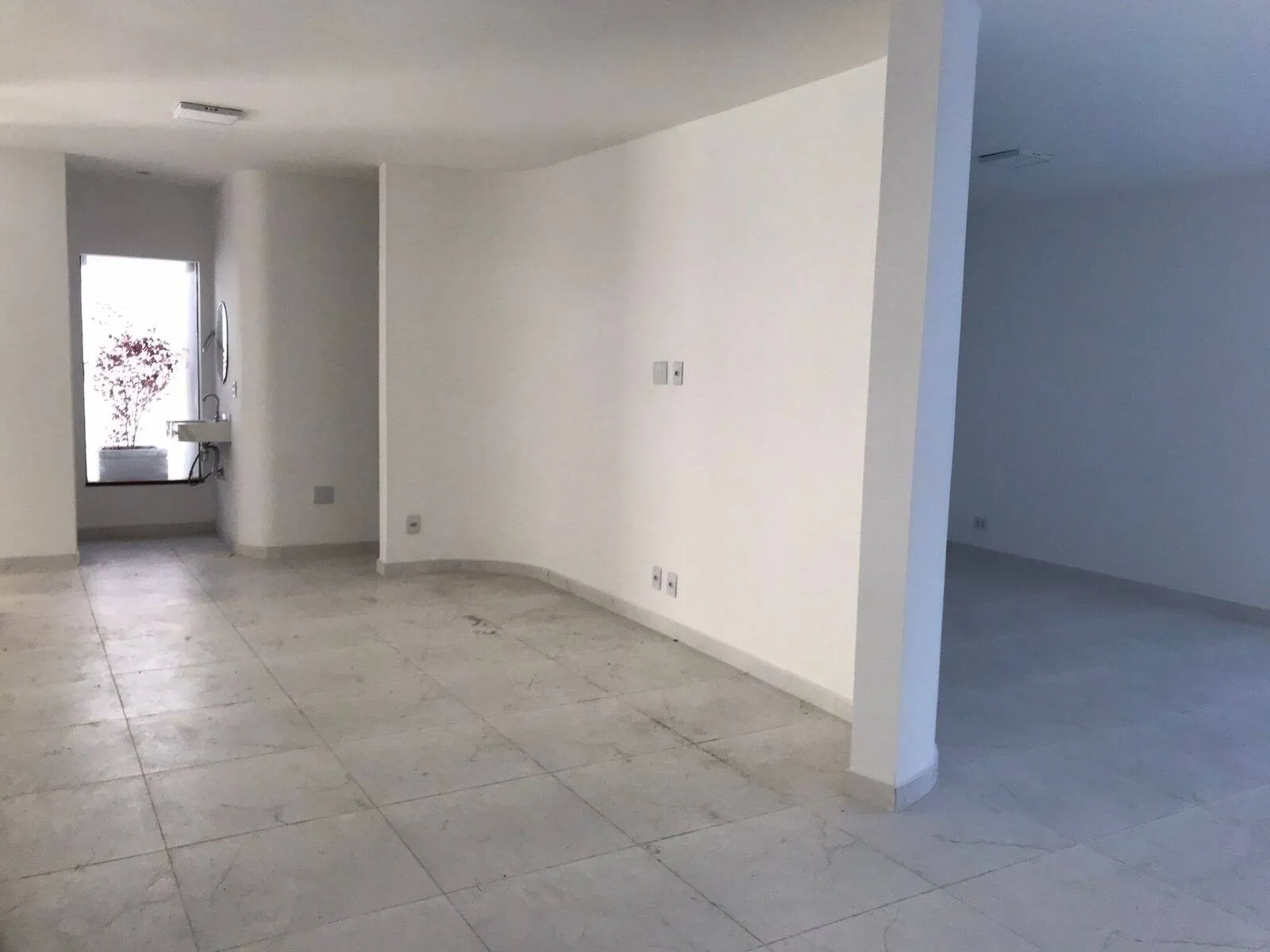 Imagem Casa Arejada em Alphaville Residencial Dois - 4 Quartos, 2 Suítes, Área de Lazer Completa e 4 Vagas