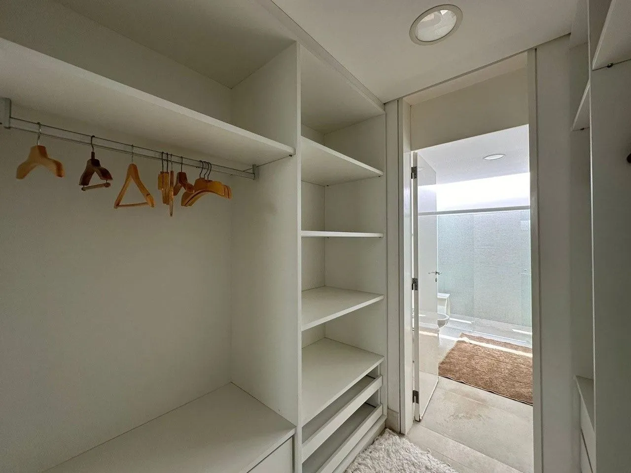 Imagem Venha conhecer essa incrível casa com 4 quartos, 4 suítes e 347,00 m2 de área construída.