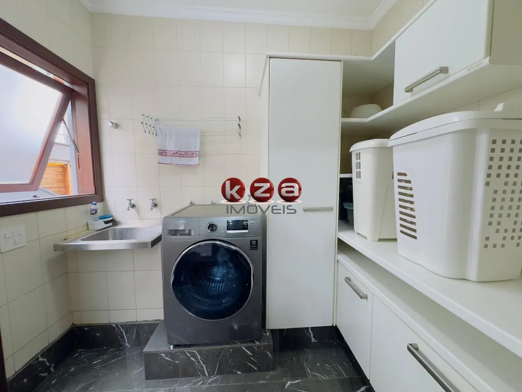 Imagem Casa de luxo a venda no Condomínio Reserva Colonial em Valinhos: 3 suítes + 1, 4 salas e amplo espaço gourmet com piscina.