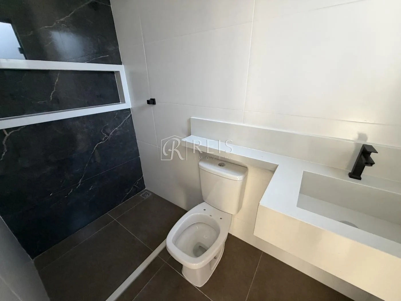Imagem Casa para Venda em Rio das Ostras, Jardim Mariléa, 3 dormitórios, 1 suíte, 2 banheiros, 1 vaga