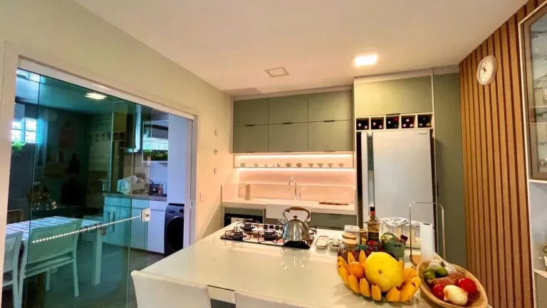 Imagem Casa com 3 dormitórios sendo 2 suítes e 1 vaga, a 150m do mar em Bombinhas/SC