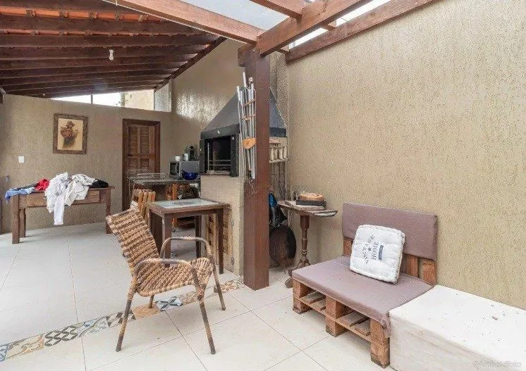 Imagem Casa de 3 dormitórios à venda em Ipanema, Porto Alegre.