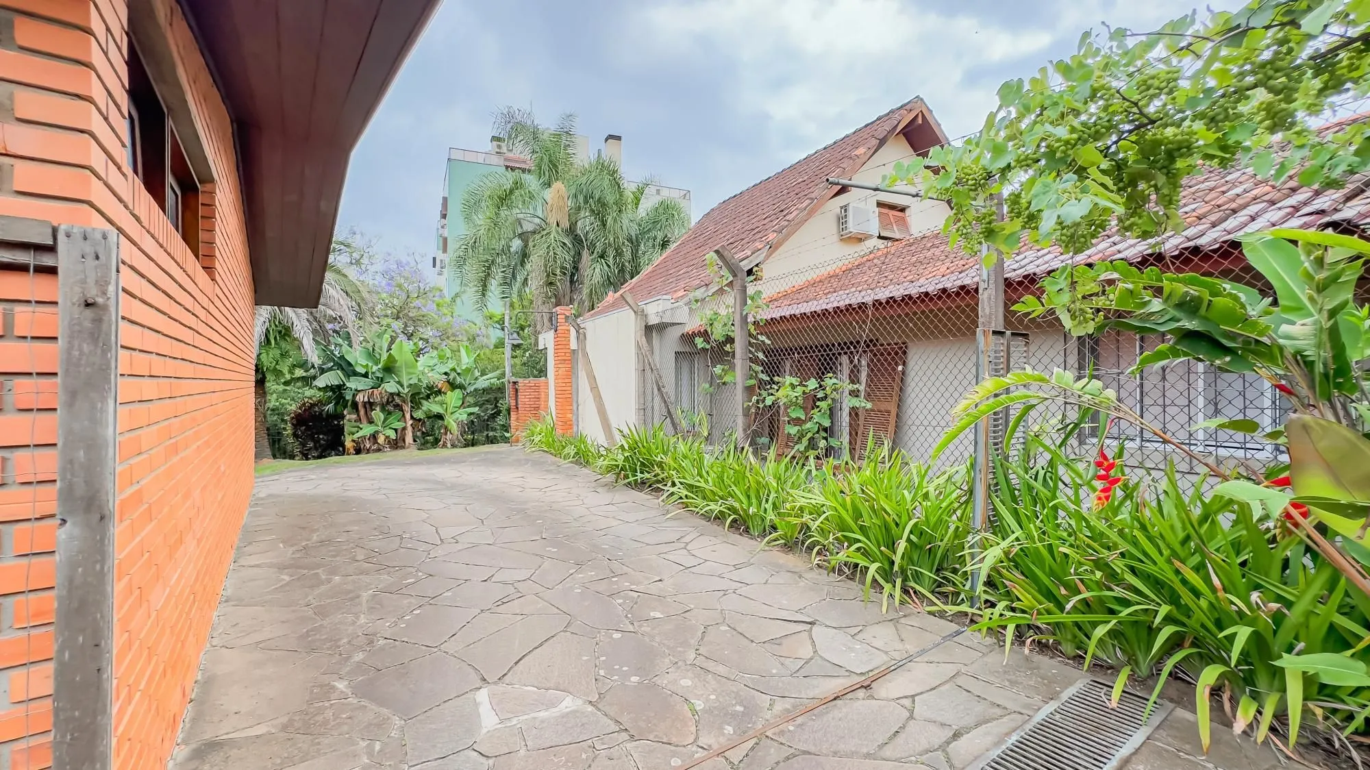 Imagem Casa com 3 quartos e 313m² à venda em Chácara das Pedras, Porto Alegre. Rua Joao Paetzel, Chácara Das Pedras, Porto Alegre