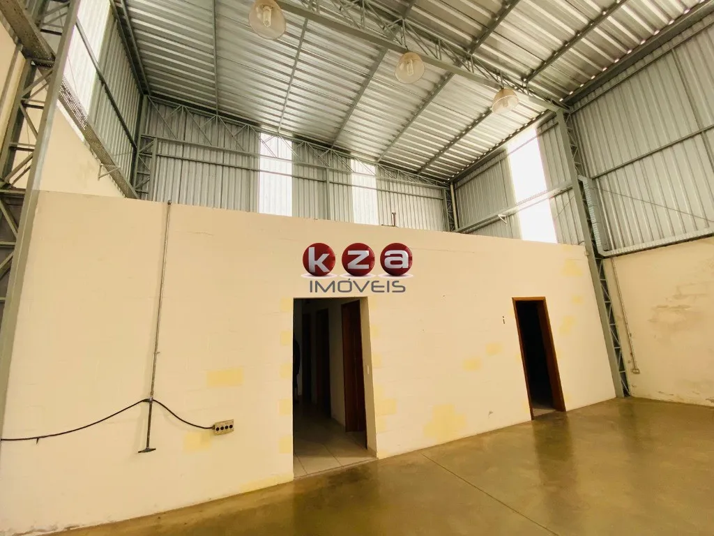 Imagem Galpão Comercial para Locação em Vinhedo-SP - Jardim São Lucas: 1 Sala, 3 Banheiros, 3 Vagas de Garagem, 200m² de Área.