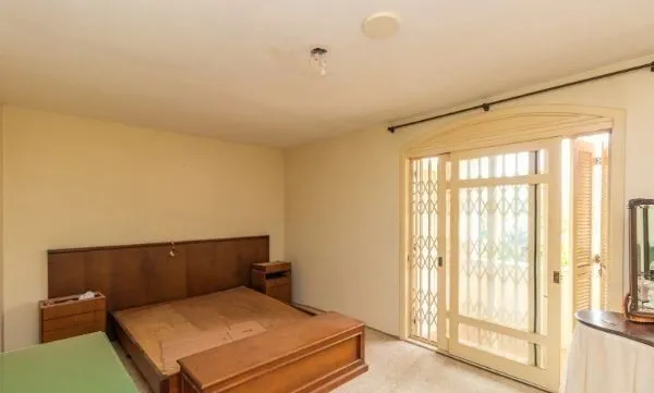 Imagem CASA DESOCUPADA E SEMI MOBILIADA, COM SUÍTE MASTER, SACADA, VISTA PANORÂMICA, EM AMPLO TERRENO NO SANTA TEREZA