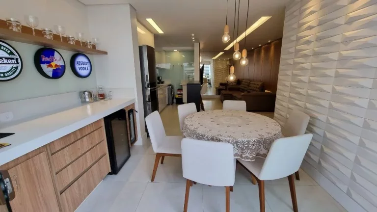 Imagem MARAVILHOSO APARTAMENTO TOTALMENTE REFORMADO, 2 VAGAS, VISTA MAR E LAZER.