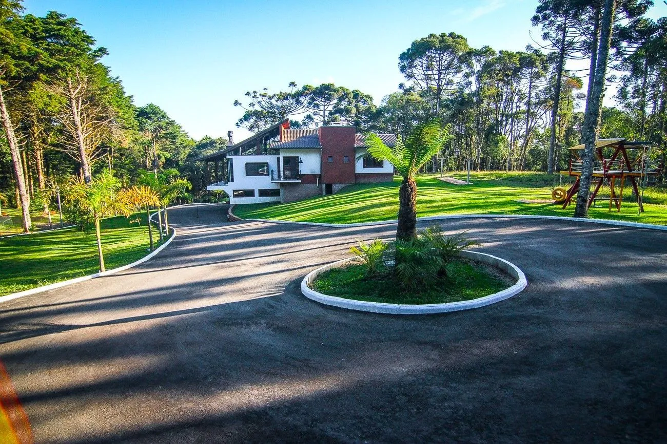 Casa Alto Padrão localizada a 5 quilômetros do centro de Canela, em meio a natureza com 16,600² em localização privilegiada e valorizada..