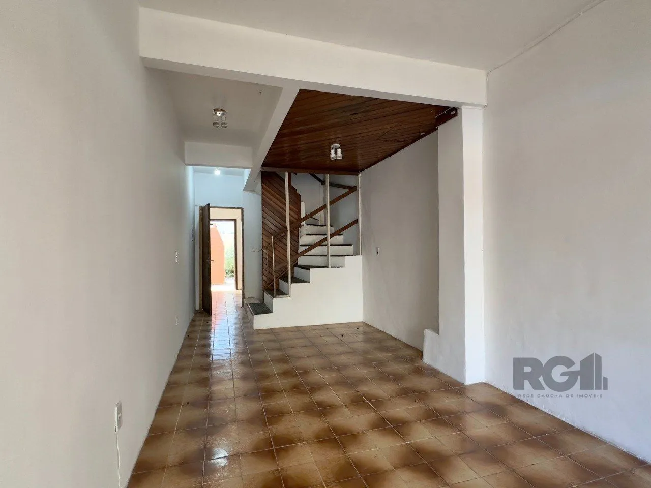Imagem CASA COM 4 DORMITÓRIOS E PÁTIO COM CHURRASQUEIRA NO CENTRO HISTÓRICO