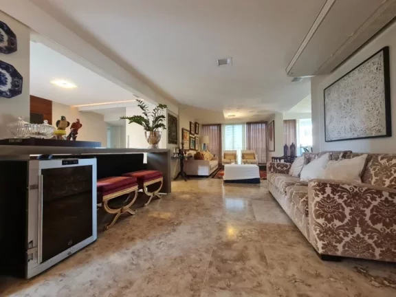 Foto do imóvel A 5ª Avenida Imóveis apresenta este charmoso apartamento, com 3 Suites, 04 salas 192,92m2 de área, localizado no bairro da Barra, próximo ao farol
