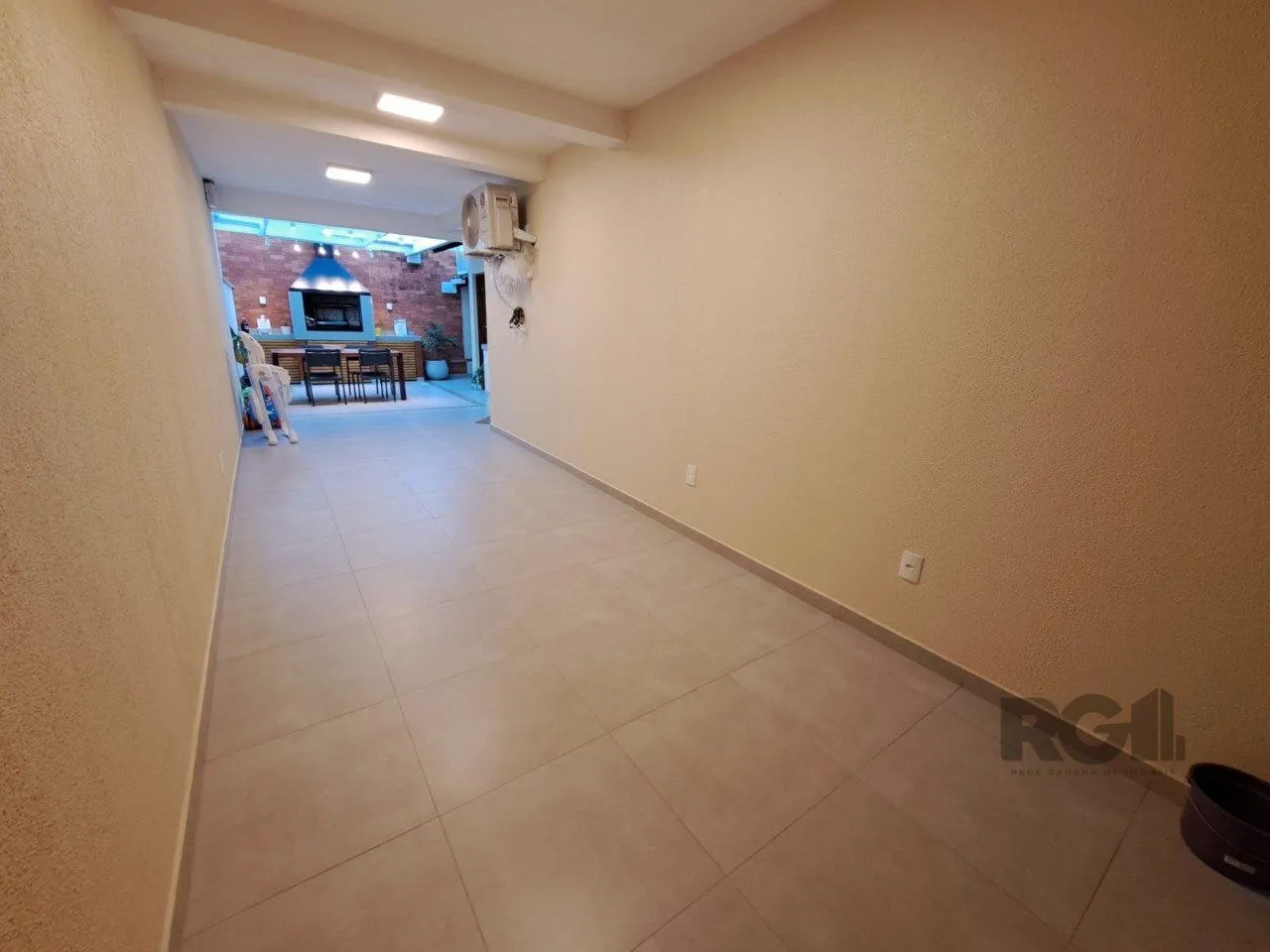 Imagem Casa em Condomínio com 03 quartos e 02 vagas no Bairro Nonoai