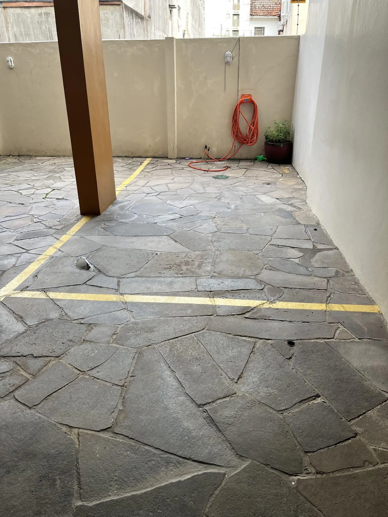 Imagem Apartamento de 1 quarto, 2 sacadas e 1 vaga de garagem no bairro Farroupilha POA