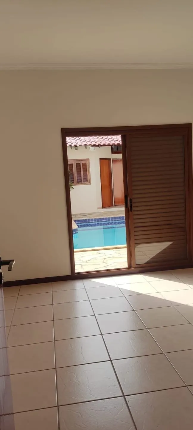 Imagem Casa Estilo Clássico com 3 Quartos, Piscina, Área Gourmet, 4 Vagas e Excelente Localização Próxima ao Centro