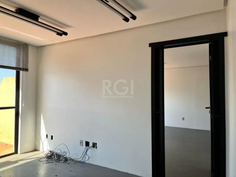 Imagem MÁFFER IMÓVEIS ALUGA - SALA COMERCIAL com 98 m² de área privativa, localizada em uma das avenidas mais estratégicas do bairro Floresta, com fácil acesso às principais vias, BRs e ao Aeroporto Salgado Filho.
