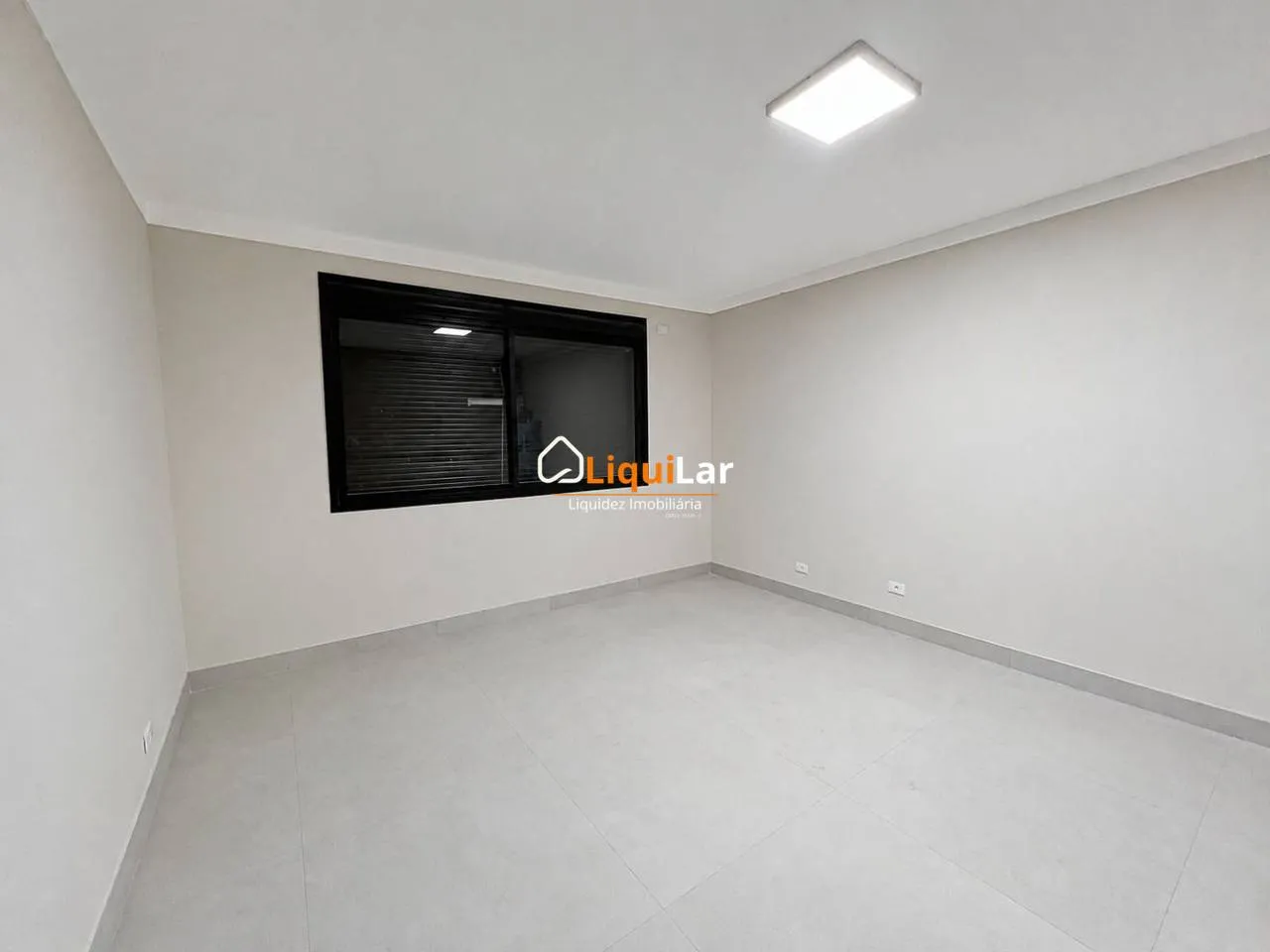 Imagem Sobrado com Aptidão Comercial na Vila Rosa Pires | 4 Quartos, Suíte e Localização Estratégica