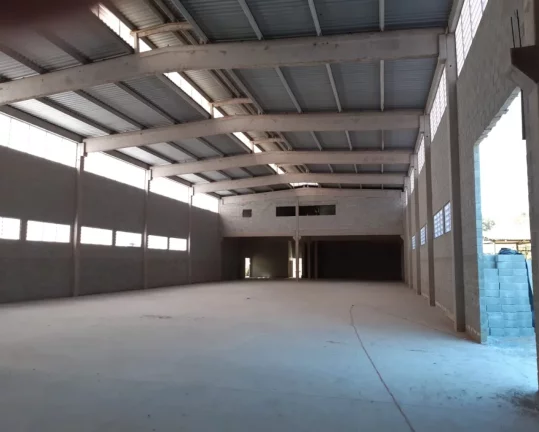 LOCAÇÃO GALPÃO 1.700,00 M ÁREA CONSTRUÍDA TERRENO 3.248,00 M 25 VAGAS ENTRADA PARA CAMINHÃO ESTRADA EMBÚ / COTIA 600 METROS ROD. RAPOSO TAVARES