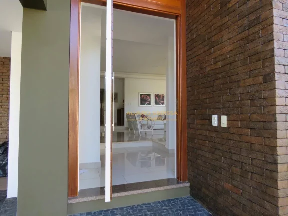 Imagem Casa térrea, com piscina, muito bem conservada e moderna com 600m² de terreno e 300m² de construção com 04 suítes. Estuda Permuta