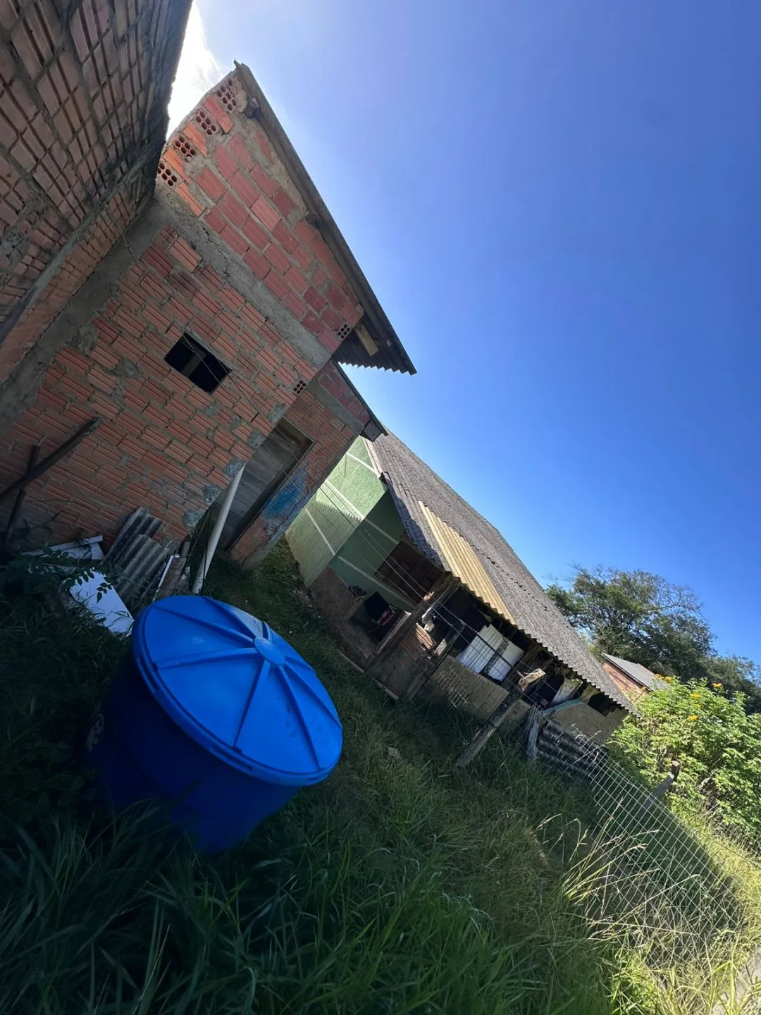 Imagem CASA À VENDA COM 2 DORMITÓRIOS E CONSTRUÇÃO PARA COMÉRCIO NO Tarumã