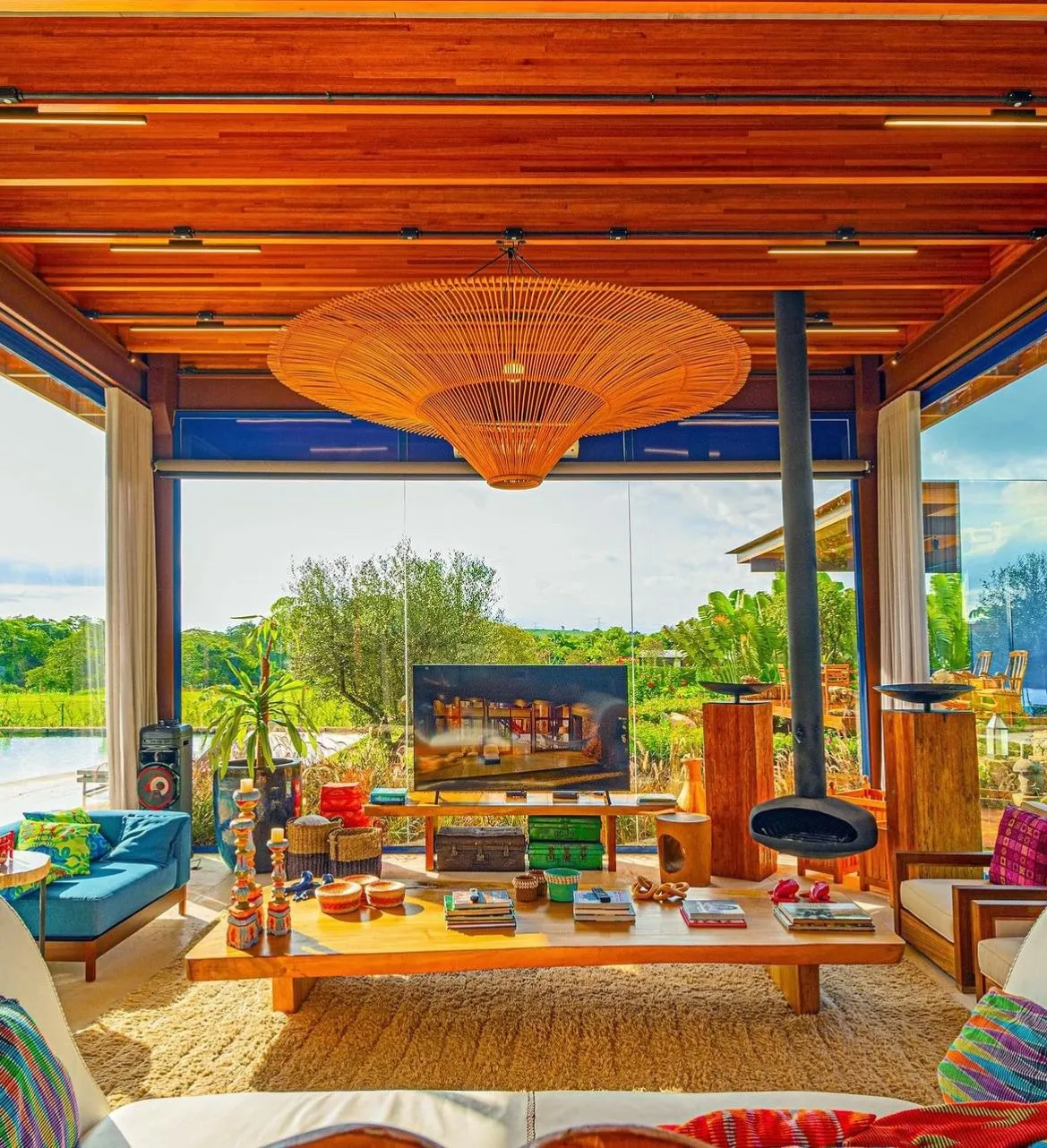 Imagem Venha se encantar com esta deslumbrante casa inspirada em Bali, localizada na prestigiada Fazenda Boa Vista, com uma vista deslumbrante