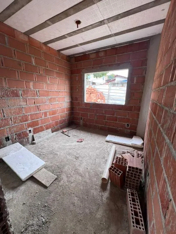 Imagem MEIO LOTE+PORÃO EM BAIXO+3QUARTOS+2VAGAS