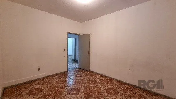 Imagem Casa /Sobrado com apartamento e loja, estacionamento, a venda no Bairro Jardim Itu. Lojão embaixo com dois banheiros e divisórias,