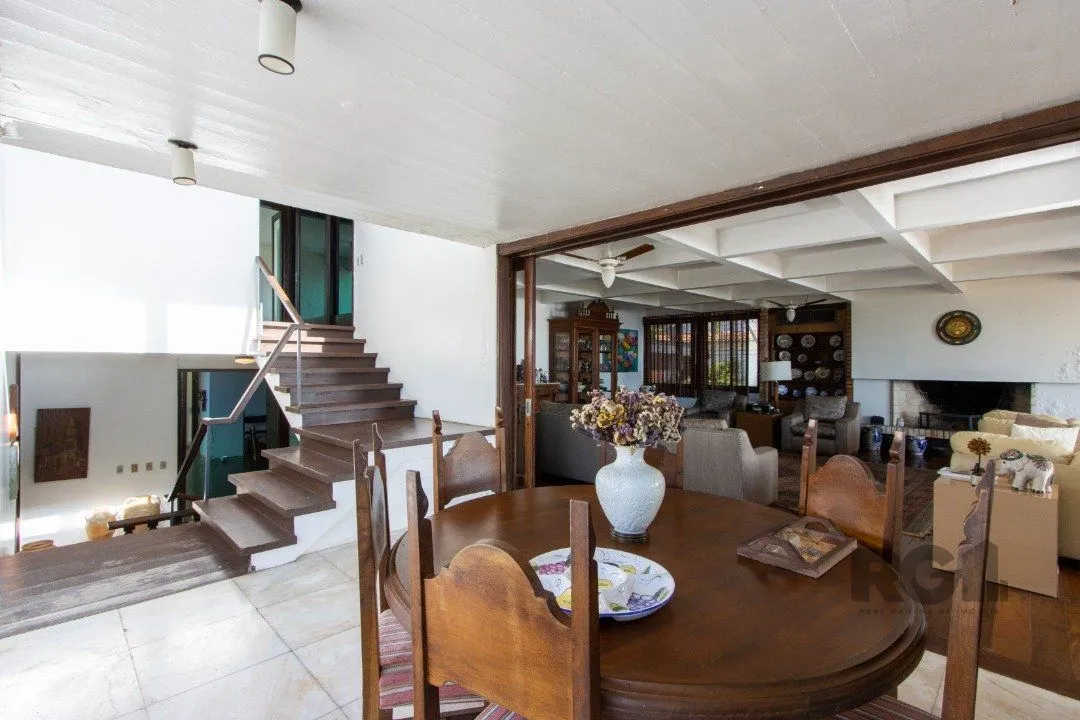 Imagem Casa com 724 m² privativos, 4 dormitórios sendo 4 suítes, 6 vagas sendo 3 cobertas