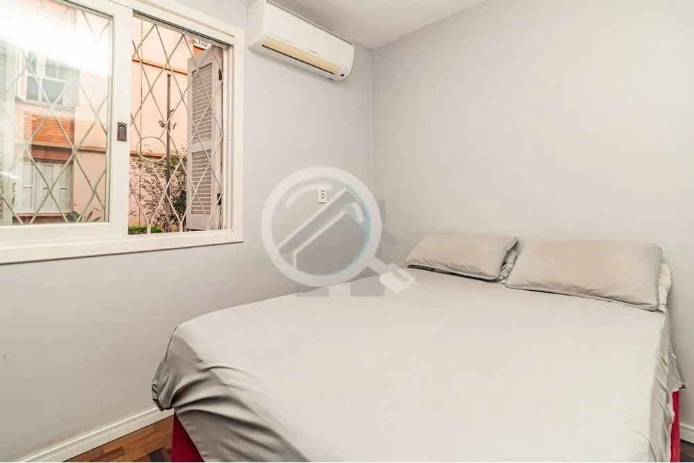 Imagem Descubra este encantador apartamento de 41m². Com dois dormitórios e piso de parquet, o imóvel of...