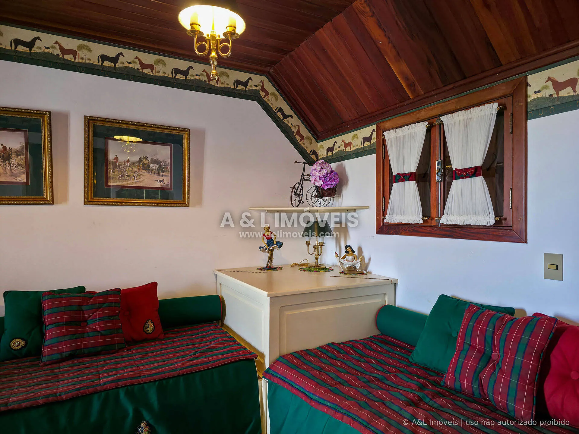 Imagem Apartamento com 4 dormitórios e 2 suítes à venda em Campos do Jordão