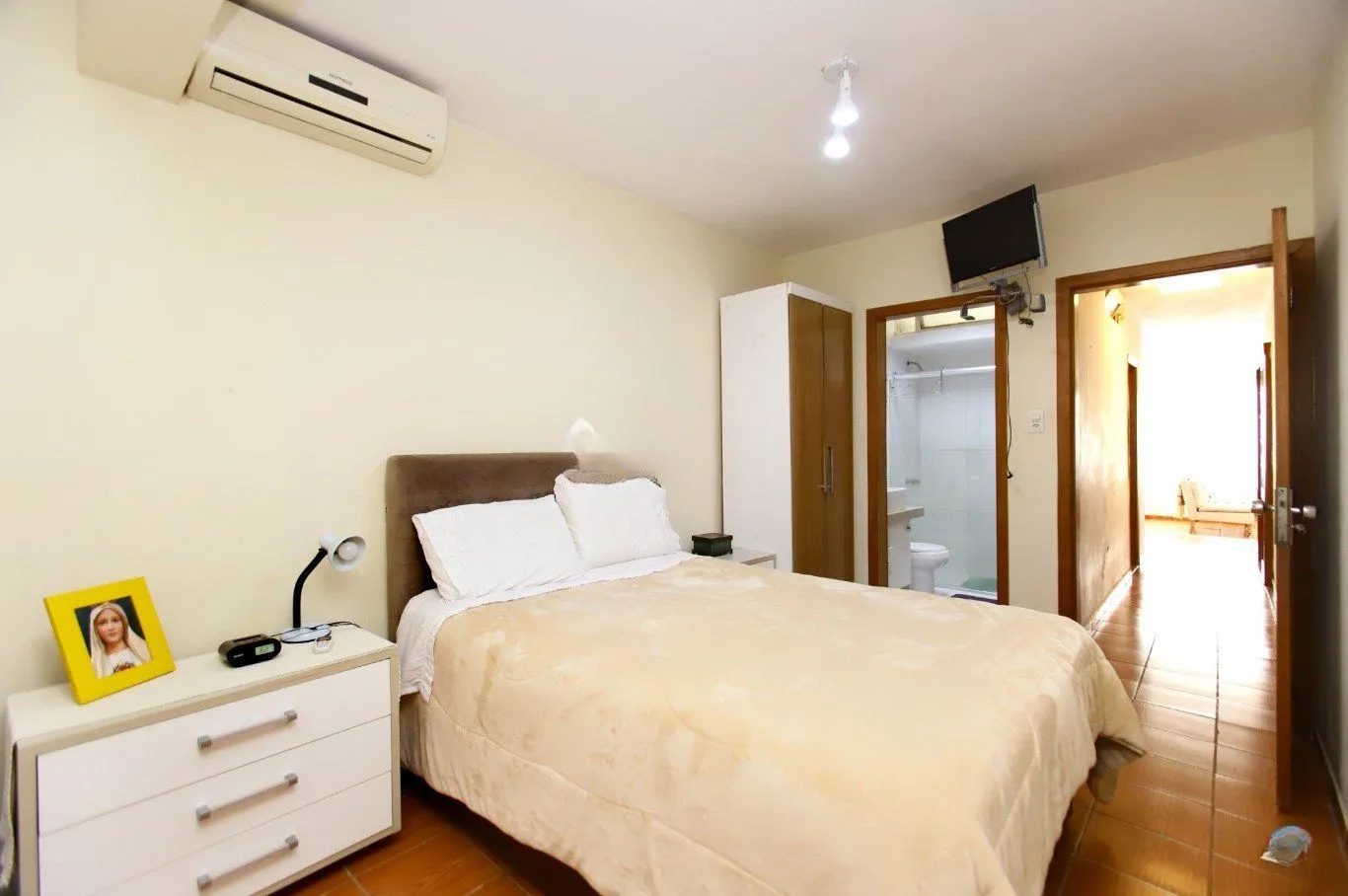 Imagem Casa com Edícula nos fundos, total de 5 dormitórios no Bairro gloria.