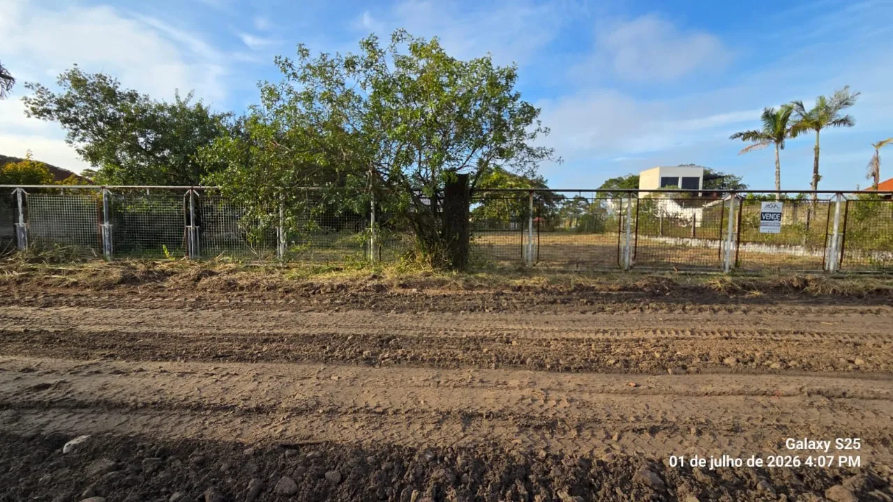 Imagem Terreno em Itapoá SC- 360m² Murado - 120 Metros da Praia
Localizado no Balneário Farol de Itapoá...