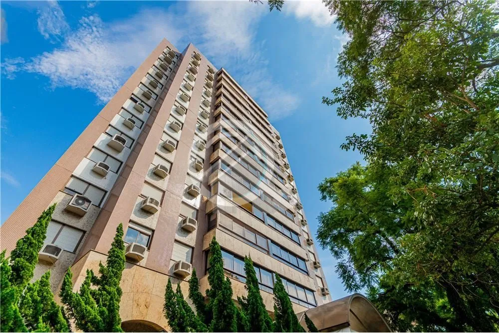 Bem-vindo a este espaçoso apartamento com uma localização privilegiada e uma variedade de comodid...