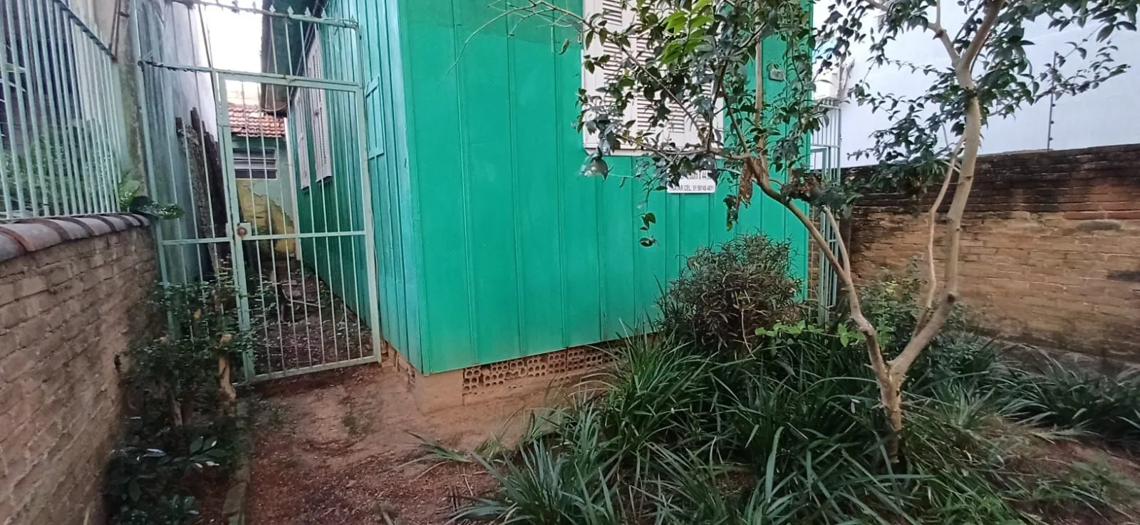Imagem Vende-se casa de madeira, com dois dormitórios, banheiro, sala e cozinha. Localização privilegiada no bairro Jardim Botânico. Área do terreno com 6,6mx44m.